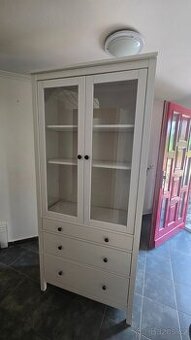 Knihovna vitrína Hemnes Ikea