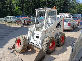 BOBCAT 825 smykový nakladač
