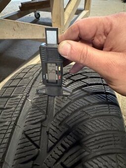Nabízím na prodej 2 ks 225/35R19 zimní - 1