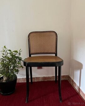 stará pletená židle