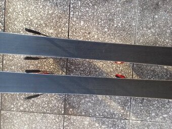 Použité carvingové lyže Atomic