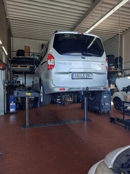 Dvousloupový hydraulický zvedák nosnost 4t