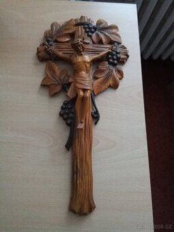 Dřevěný kříž s Kristem dřevořezba ruční práce