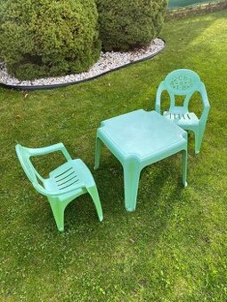 Plastové dětské židle a stolek