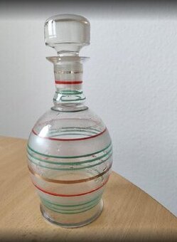 skleněná retro karafa v bruselském stylu