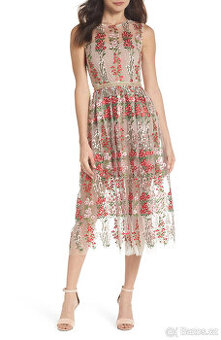 Bohatě vyšívané květinové šaty