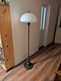 pěkná stará podlahová mosazná lampa bílé stínidlo