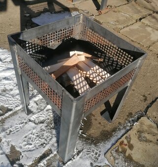 Ohniště, grill.