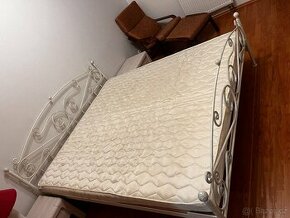 Bílá kovová postel 180x200 včetně roštu a matrace
