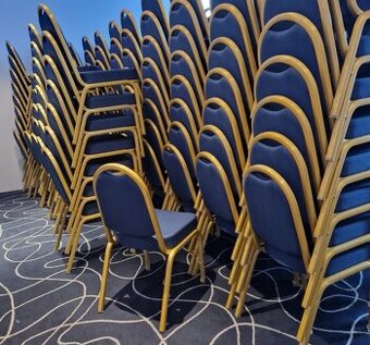 300x stohovatelné konferenční židle