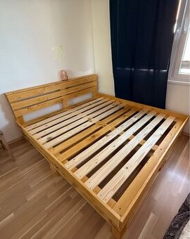 Postel z palet