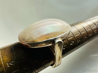 Starý stříbrný prsten mušlovina