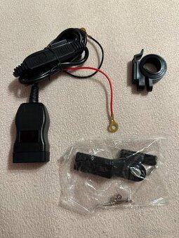 USB/USB-C nabíječka s voltmetrem na motocykl