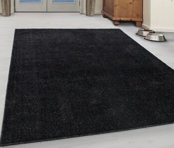 Černý koberec bez škodlivých příměsí 133x195cm