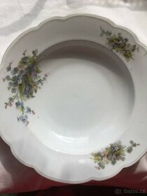 staré talíře s poměnkami