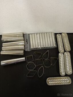 Různá velikost vánočních trubiček a formičky