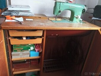 šlapací šicí stroj