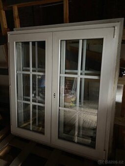 Plastové okno s mřížkou 124x133 cm