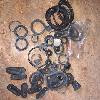 Skoda 100 110 110r sada gumicek pruchodky různé