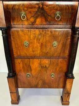 Malá komoda biedermeier okolo roku 1820.