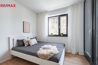 Nová postel z IKEI 160cm včetně matrací