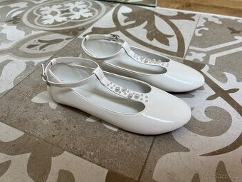 Nádherné bílé sandálky RESERVED, vel. 37