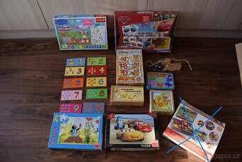 Různé hračky a puzzle