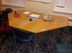 Prodám krásný masivní velký stůl.