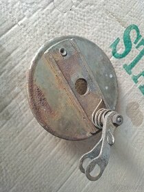 Štít brzdy pérák