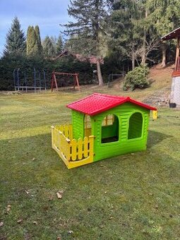 Dětský plastový zahradní domek.
