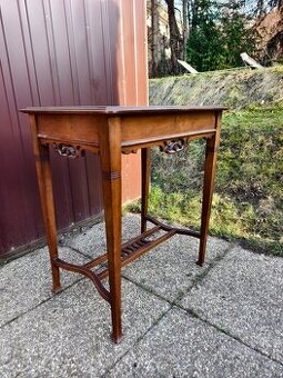 Krásný starožitný odkládací stolek s reliéfy_masiv