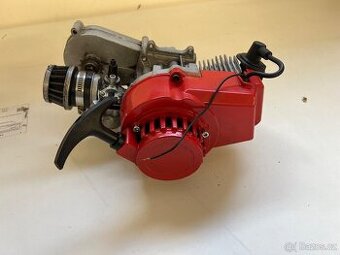 Dvoutaktní motor o objemu 49 ccm