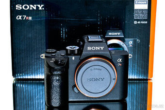 Sony A7RIII + 128GB + 2x baterie Kompletní balení