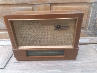 Retro rádio v dřevěné skříňi