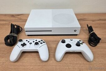 Xbox one s mechanikou 1.TB 2.ovladač