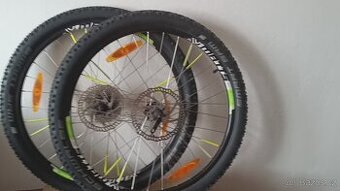 Kola zapletená s pneu Schwalbe,brzd.ktouči a kazetou 9s