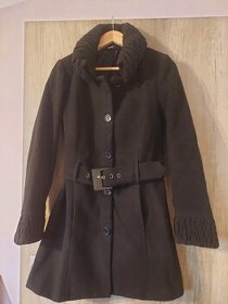 Dámský černý kabát s páskem