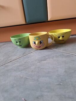 Misky a hrnek s oblicejem