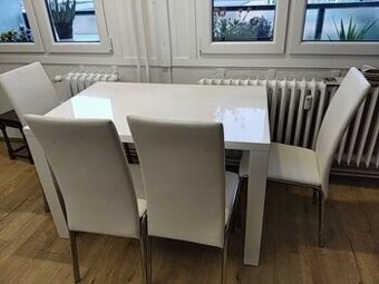 Prodám krásný bílý stůl + 4 židlemi gratis