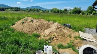 nabízím cca 50m3 jílovité zeminy zdarma za odvoz