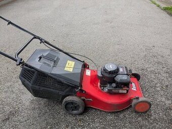 Motorová sekačka Raser , s košem, bez pojezdu.