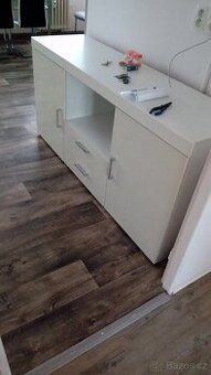 Komoda pod televizi