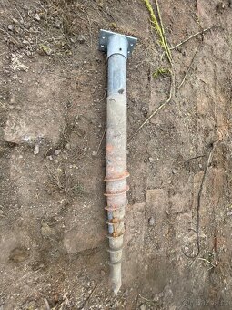 Zemní vruty 60 cm a víčka na trubku prům. 60 mm
