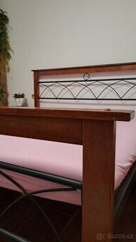 Postel, vnitřní rozměr 180x200 cm dřevo + kov - 1