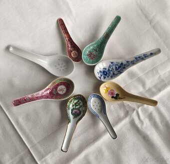 malá sbírka orientálních porcelánových lžiček