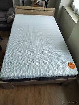 Zachovalá postel se zánovní matrace