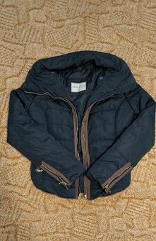 Černá štíhlá bunda s hnědým lemováním značky Orice style