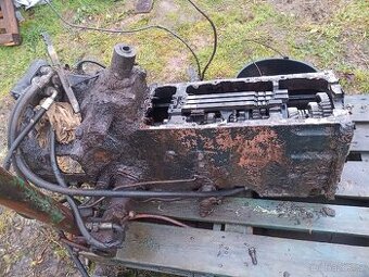 Převodovka z traktoru Zetor 7745