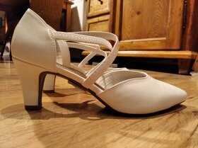 Slušivé bílé lodičky, vel.38