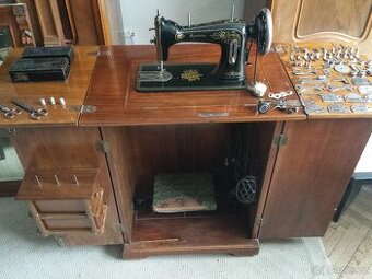 Starožitný skříňový šicí stroj BOBBIN s příslušenstvím